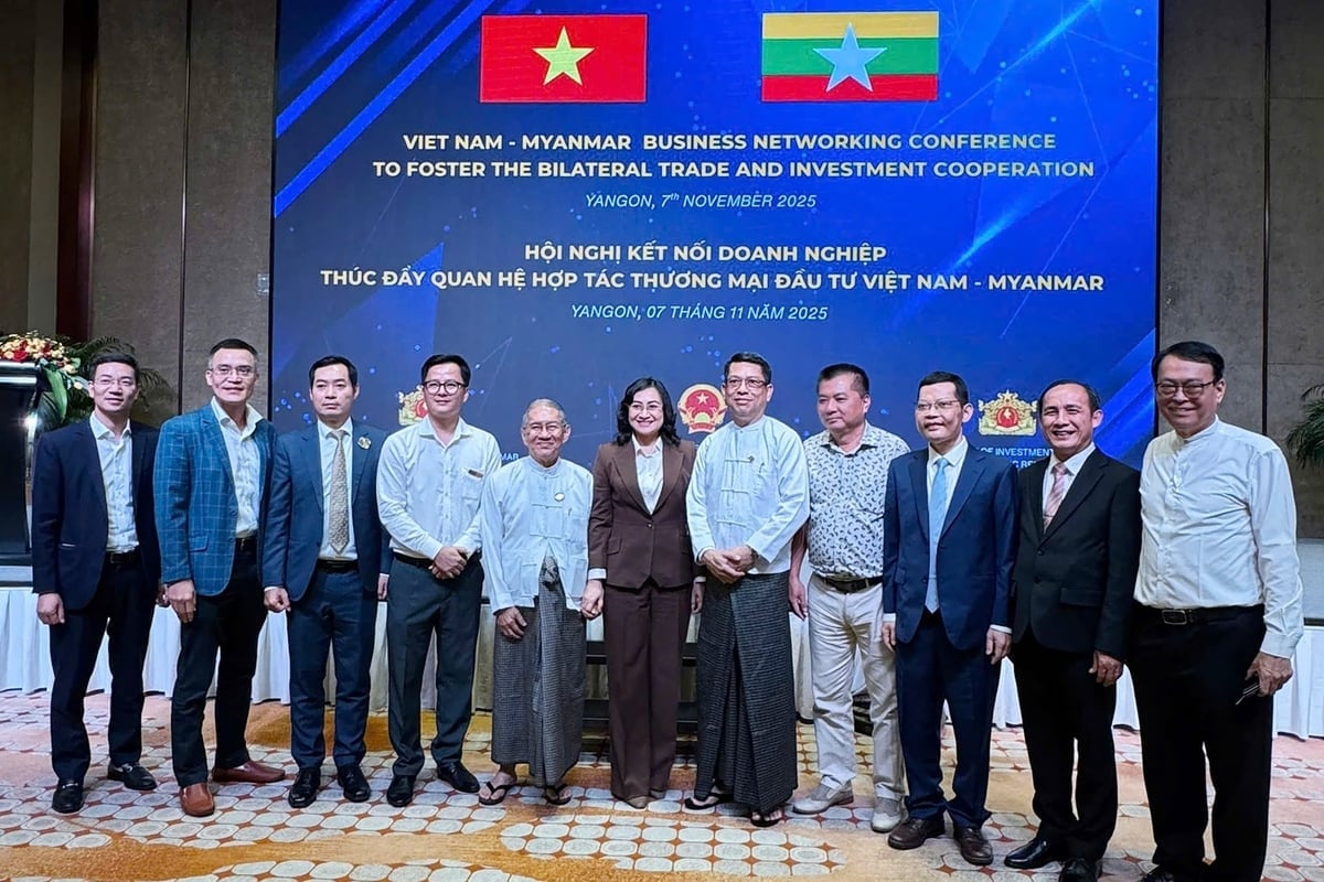 អនុរដ្ឋមន្ត្រីក្រសួងពាណិជ្ជកម្មមីយ៉ាន់ម៉ា លោក U Min Min និងសមាជិកបានថតរូបជាមួយគណៈប្រតិភូក្រសួងឧស្សាហកម្ម និងពាណិជ្ជកម្មវៀតណាម។ រូបថត៖ D.K. Thứ trưởng bộ thương mại Myanmar U Min Min và thành viên chụp ảnh giao lưu với đoàn Bộ Công thương Việt Nam. Ảnh: Đ.K.