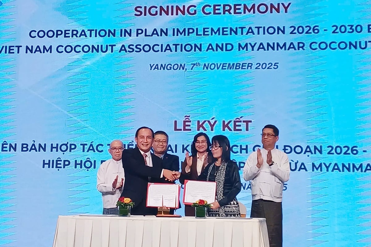 សមាគមន៍ដូងវៀតណាម (VCA) បានចុះហត្ថលេខាលើអនុស្សរណៈយោគយល់គ្នា (MOU) ជាមួយសមាគមអ្នកផលិត និងពាណិជ្ជករដូងរបស់ប្រទេសមីយ៉ាន់ម៉ា (MCPTA)។ រូបថត៖ D.K. Hiệp hội Dừa Việt Nam (VCA) đã ký kết Biên bản ghi nhớ (MOU) với Hiệp hội sản xuất và kinh doanh dừa Myanmar (MCPTA). Ảnh: Đ.K.