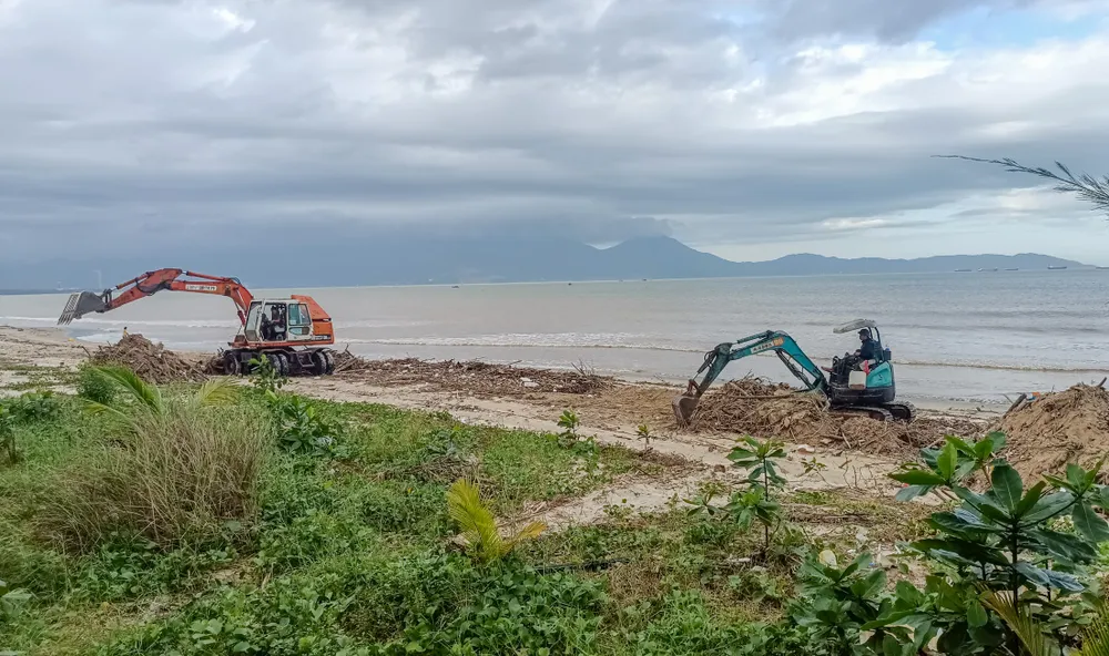 Pada petang 11 Julai, pihak berkuasa di Bandar Da Nang masih membersihkan pantai selepas ribut No. 13. Foto: XUAN QUYNH