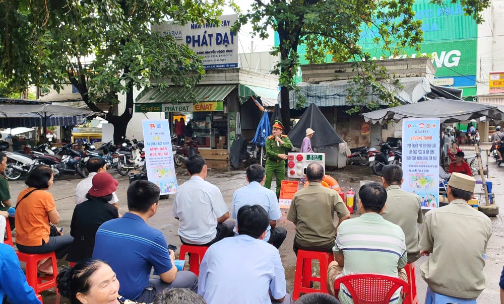 ផ្សព្វផ្សាយច្បាប់ស្តីពីការបង្ការ និងពន្លត់អគ្គីភ័យនៅផ្សារ Tan Bien Cán bộ Đội Chữa cháy và cứu nạn, cứu hộ khu vực Tân Biên tuyên truyền Luật PCCC&CNCH