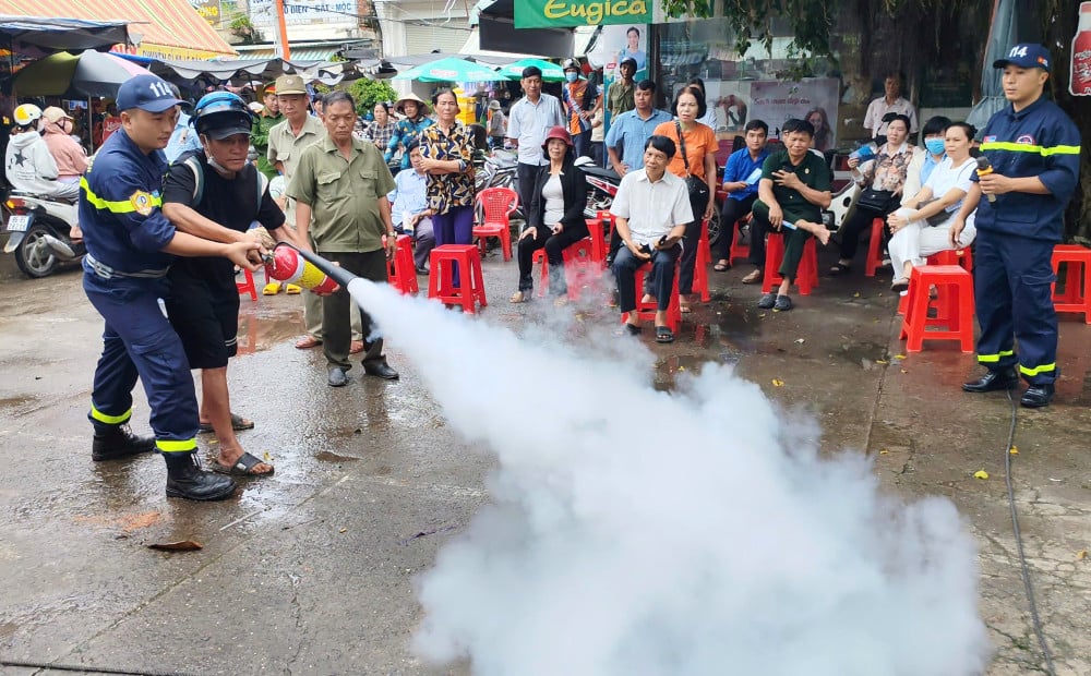 ផ្សព្វផ្សាយច្បាប់ស្តីពីការបង្ការ និងពន្លត់អគ្គីភ័យនៅផ្សារ Tan Bien Cán bộ Đội chữa cháy và CNCH khu vực Tân Biên huấn luyện cách sử dụng bình chữa cháy dập lửa