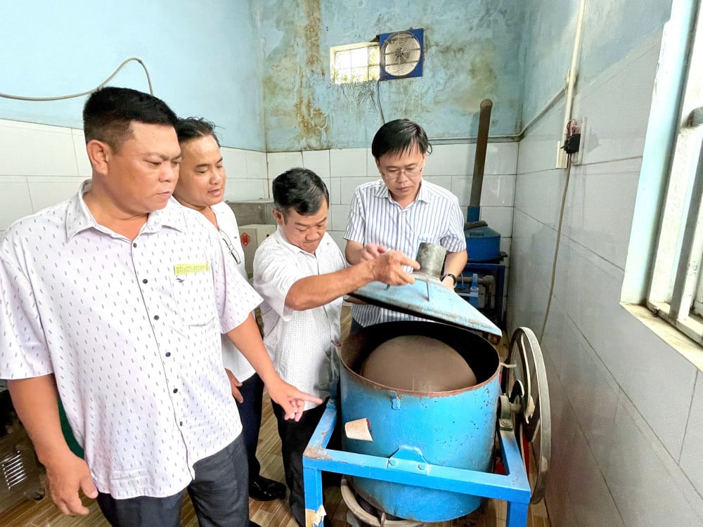 ताई निन्ह प्रांत के कृषक संघ के प्रतिनिधिमंडल ने डोंग नाई प्रांत में विशिष्ट सहकारी समितियों के अनुभवों से सीखा।