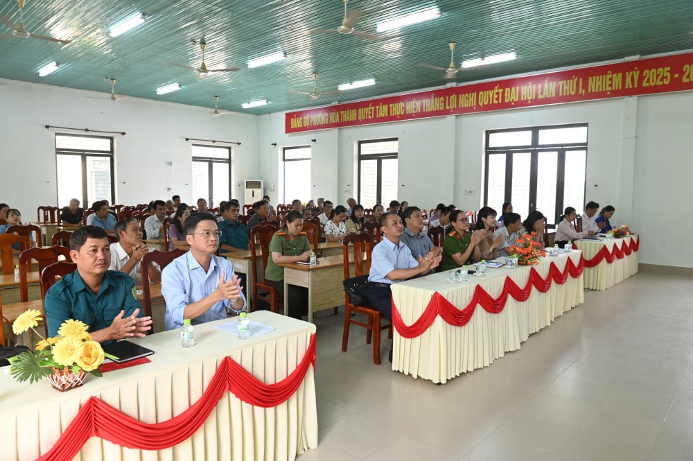 Výbor strany okresu Hoa Thanh uspořádal konferenci, aby se setkal s lidmi a vedl s nimi dialog. Quang cảnh hội nghị