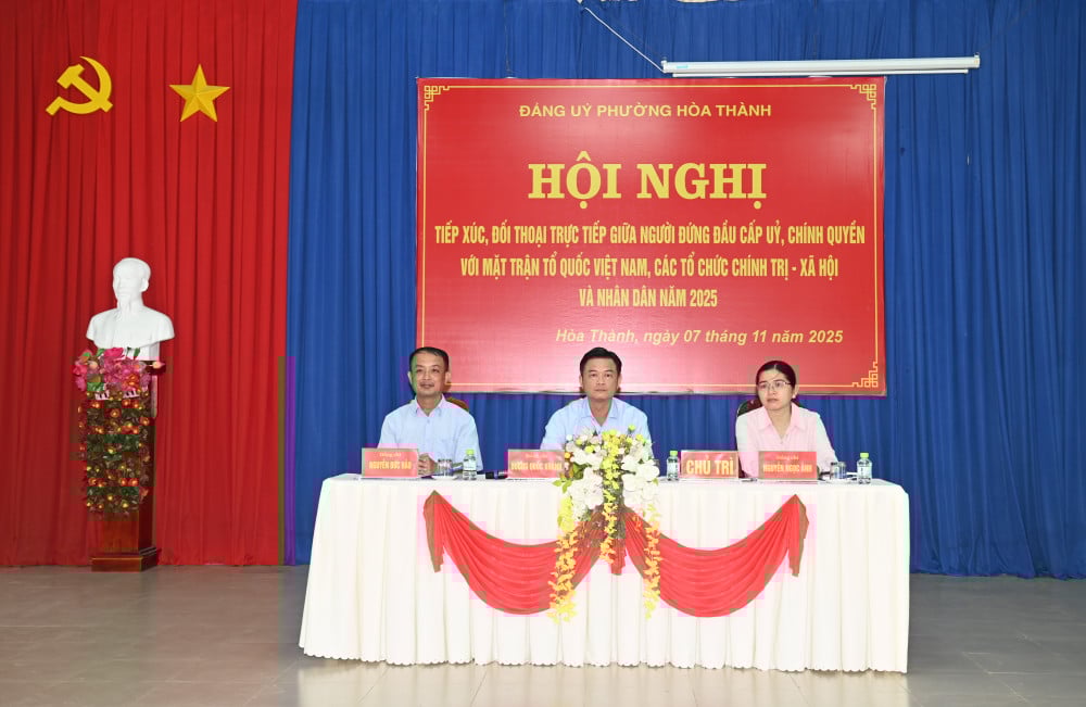 Người đứng đầu cấp ủy, chính quyền phường Hòa Thành lắng nghe các ý kiến, kiến nghị, tâm tư của Nhân dân trên địa bàn