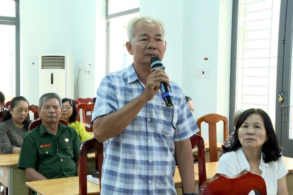 Výbor strany okresu Hoa Thanh uspořádal konferenci, aby se setkal s lidmi a vedl s nimi dialog. Người dân ý kiến vấn đề buôn bán lấn chiếm lề đường, gây mất mỹ quang đô thị, ảnh hưởng đến an toàn giao thông