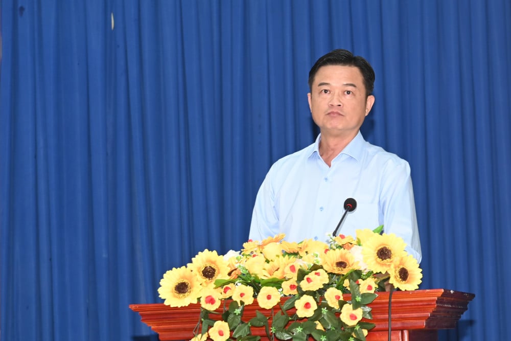 Výbor strany okresu Hoa Thanh uspořádal konferenci, aby se setkal s lidmi a vedl s nimi dialog. Bí thư Đảng uỷ, Chủ tịch HĐND phường Hòa Thành Dương Quốc Khánh phát biểu kết luận hội nghị