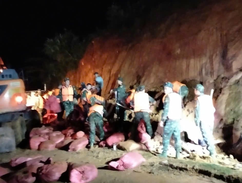 Các lực lượng chức năng tỉnh Lâm Đồng tích cực gia cố đập hồ chứa nước trong đêm.