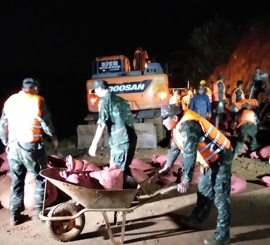 Việc gia cố đập hồ chứa nước được triển khai khẩn cấp trong đêm.