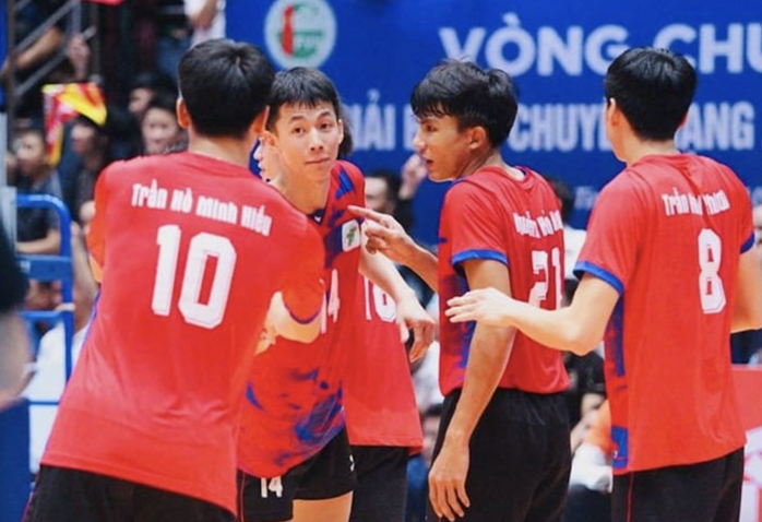 Tuyển bóng chuyền nam TP HCM mừng công thăng hạng - Ảnh 1.