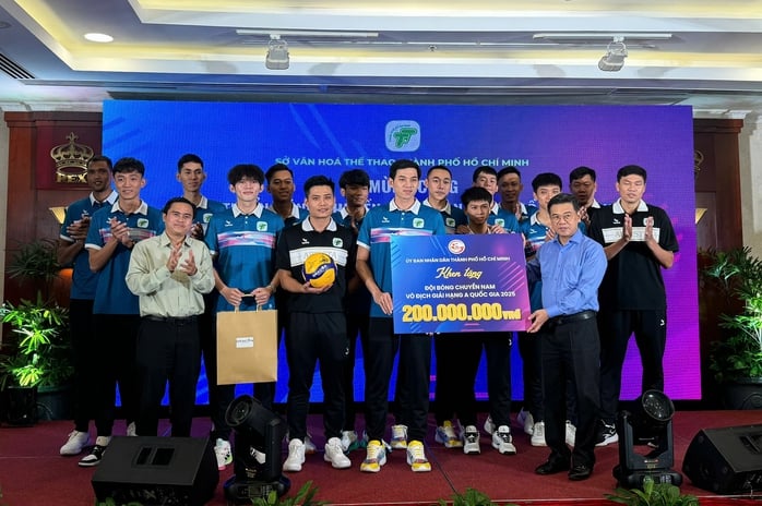 Tuyển bóng chuyền nam TP HCM mừng công thăng hạng - Ảnh 3.