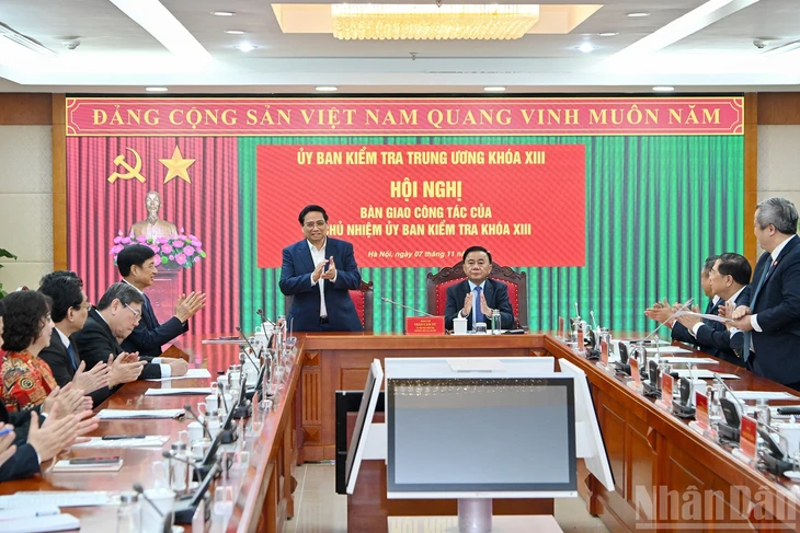 Bàn giao nhiệm vụ Chủ nhiệm Ủy ban Kiểm tra Trung ương giữa ông Nguyễn Duy Ngọc và Trần Sỹ Thanh - Ảnh 3.