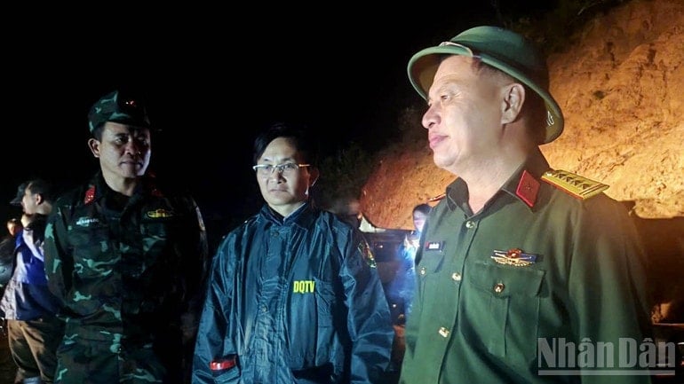 Colonelul Dinh Hong Tieng (dreapta) și liderii comunei Ta Nang la fața locului. ndo_br_4-4262.jpg