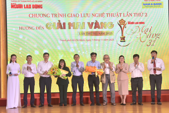 Nghệ sĩ Trang Bích Liễu và nhà thơ Lê Minh Quốc nhận 