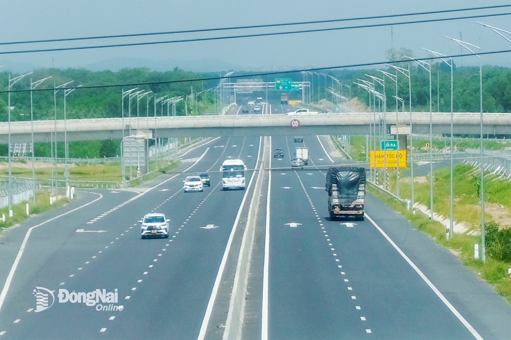 Phan Thiet-Dau Giay-motorvägen korsar riksväg 1 genom Xuan Hoa-kommunen (Dong Nai-provinsen). Foto: Minh Thanh