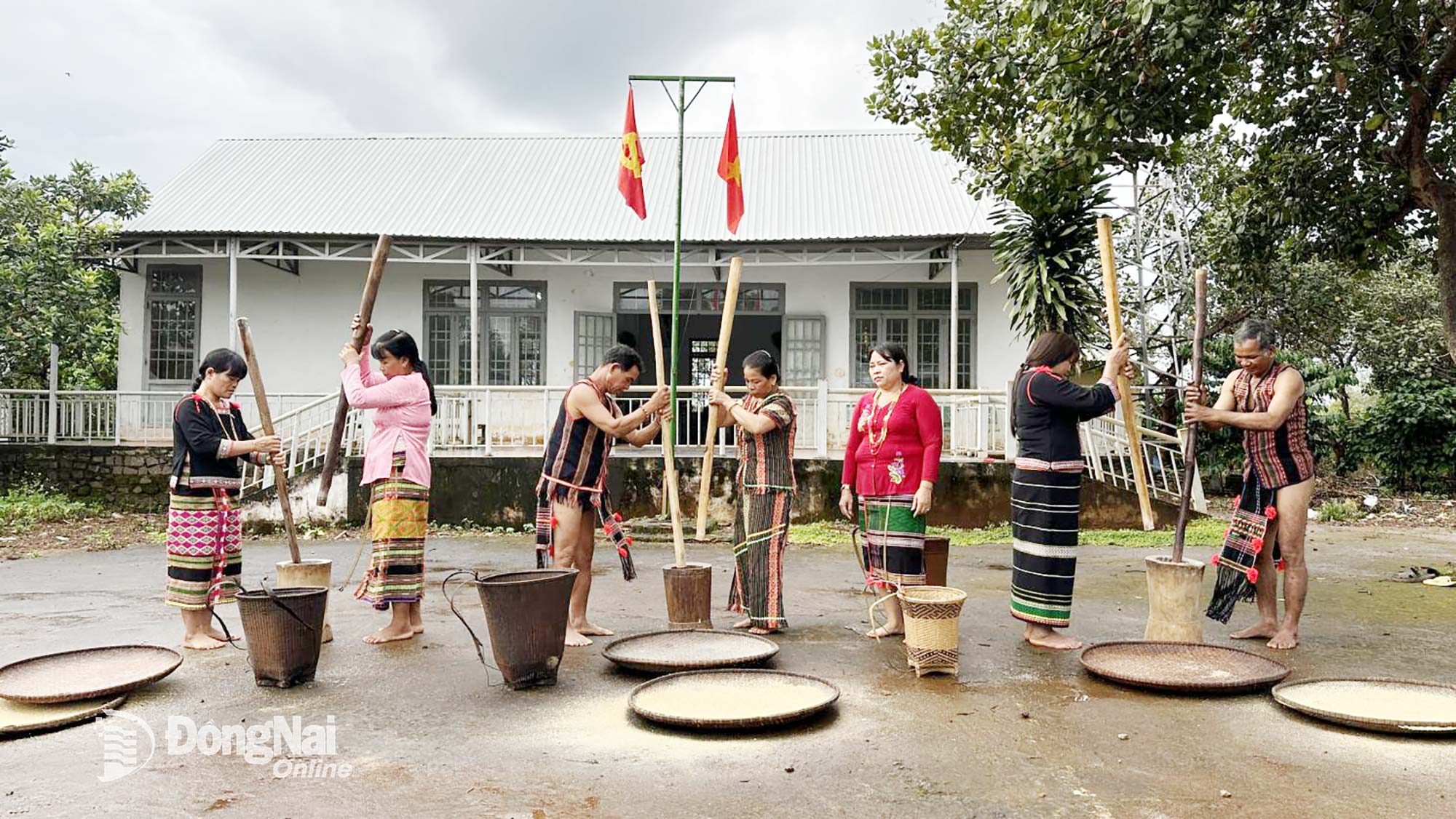 Lidé ve vesnici Doan Ket v obci Bu Dang si dodnes zachovávají zvyk tloukání rýže tloučkem. Foto: Tu Huy