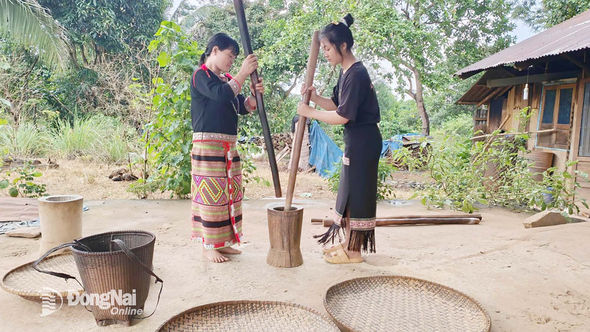 Mladí lidé pokračují v tradici tloukání rýže tloučkem a tloučkem, kterou zachovali jejich předkové. Foto: Tu Huy