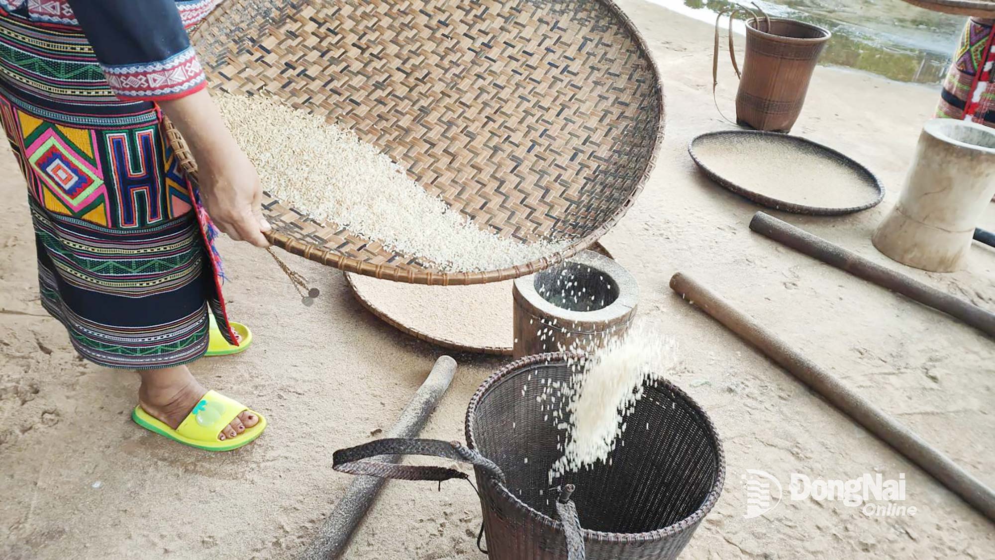 Prochází mnoha fázemi, jako je drcení, prosévání, třídění…, aby vznikla voňavá bílá rýžová zrna. Foto: Tu Huy