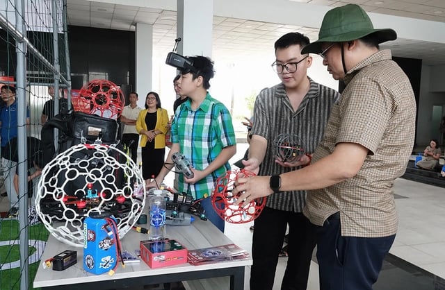 ສົ່ງຄວາມໄວ້ເນື້ອເຊື່ອໃຈຕໍ່ພັກກ່ຽວກັບການຫັນເປັນດິຈິຕອນແລະວິທະຍາສາດເຕັກໂນໂລຊີໃນການພັດທະນາປະເທດຊາດ - ຮູບ 1. Niềm tin gửi Đảng về chuyển đổi số và KH - CN trong phát triển quốc gia - Ảnh 1.