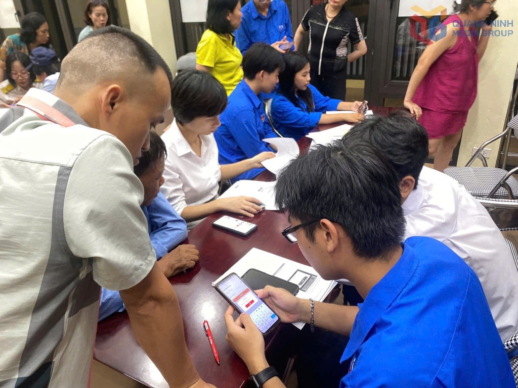 ສະຫະພັນຊາວໜຸ່ມເຂດຮົງກາຍແນະນຳປະຊາຊົນກ່ຽວກັບການຊຳລະອາກອນທາງອີເລັກໂຕຣນິກຜ່ານແອັບພລິເຄຊັນ eTax Mobile (ຮູບພາບ: ຜູ້ປະກອບສ່ວນ).