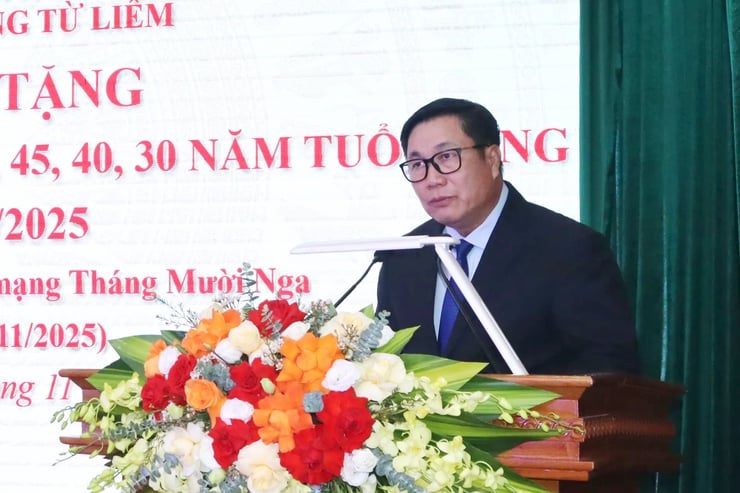 Sectorul Tu Liem: 103 membri de partid au primit insigne de partid pe 7 noiembrie - Fotografia 1. Phường Từ Liêm: 103 đảng viên nhận Huy hiệu Đảng đợt 7/11- Ảnh 1.