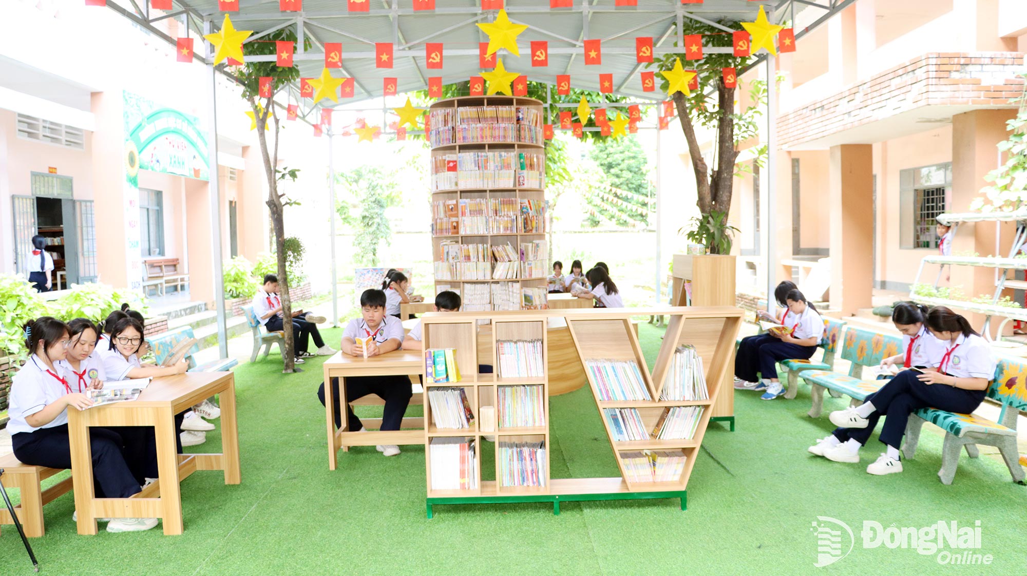 Elevii de la Școala Gimnazială Hung Vuong (comuna Trang Bom) studiază într-un mediu proaspăt și aerisit. Fotografie: Vu Thuyen.