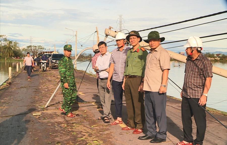 Naib Pengerusi Jawatankuasa Rakyat Wilayah Duong Mah Tiep (dua dari kanan) meninjau kampung Vinh Quang, komune Tuy Phuoc Dong. Foto: M.Mien thon-vinh-quang-1.jpg