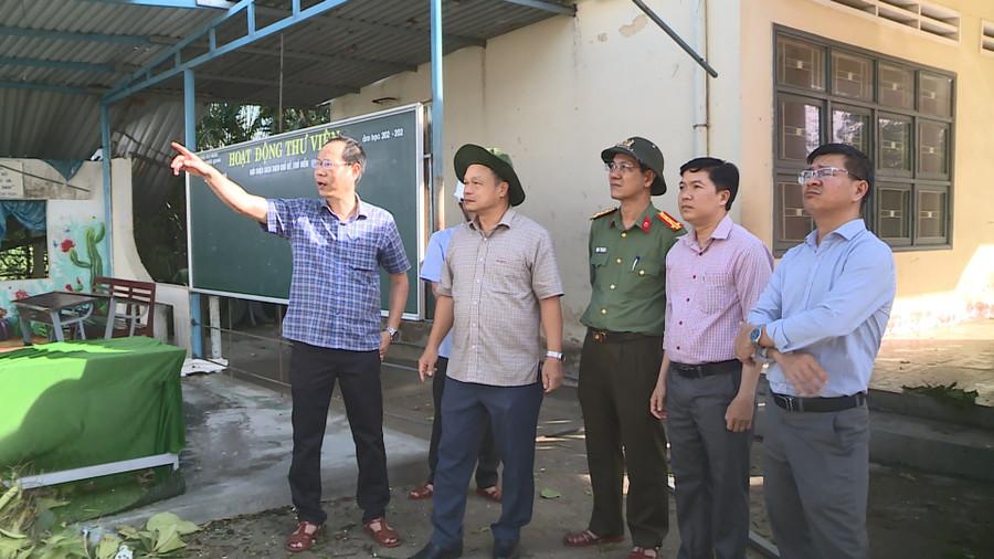 Naib Pengerusi Jawatankuasa Rakyat Wilayah Duong Mah Tiep (dua dari kiri) memeriksa sekolah di komune Tuy Phuoc Bac. Foto: M.Mien truong-hoc-tuy-phuoc-bac.jpg