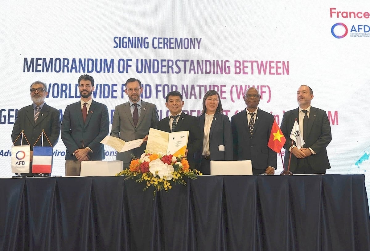 11月7日に行われたWWFベトナムとAFD間の協力協定調印式。写真:WWFベトナム。 Lễ ký kết Thỏa thuận hợp tác giữa WWF-Việt Nam và AFD ngày 7/11. Ảnh: WWF-Việt Nam.