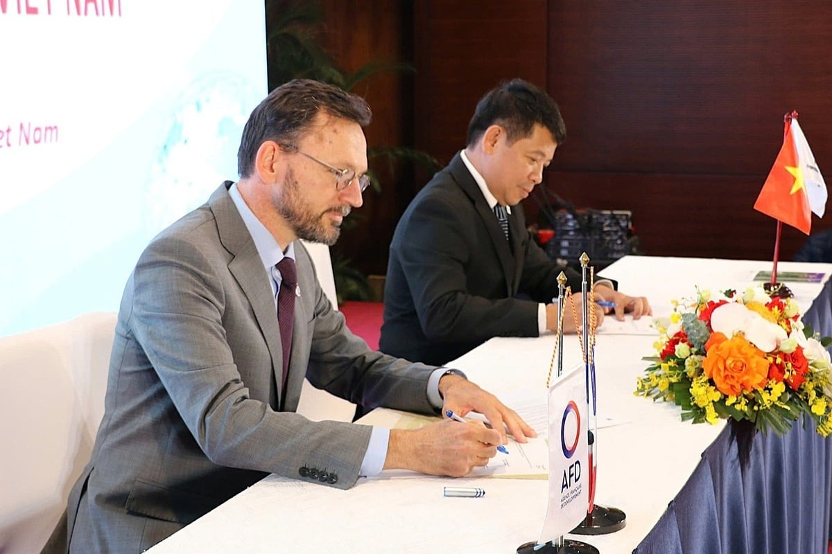 WWFベトナムのCEO、ヴァン・ゴック・ティン氏と、ベトナム農業開発局のカントリーディレクター、ジュリアン・セイヤン氏。写真:WWFベトナム CEO WWF-Việt Nam Văn Ngọc Thịnh và ông Julien Seillan, Giám đốc Quốc gia AFD tại Việt Nam. Ảnh: WWF-Việt Nam.