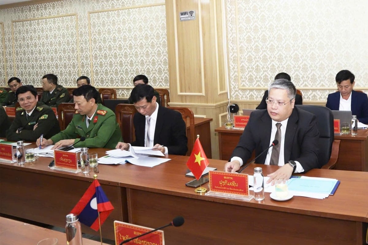 Dl. Phung Kim Son, directorul Departamentului de Agricultură și Mediu al provinciei Son La, a prezidat discuția în numele delegaților din provincia Son La. Foto: Nguyen Nga. Ông Phùng Kim Sơn, Giám đốc Sở Nông nghiệp và Môi trường Sơn La điều hành thảo luận phía đại biểu tỉnh Sơn La. Ảnh: Nguyễn Nga.