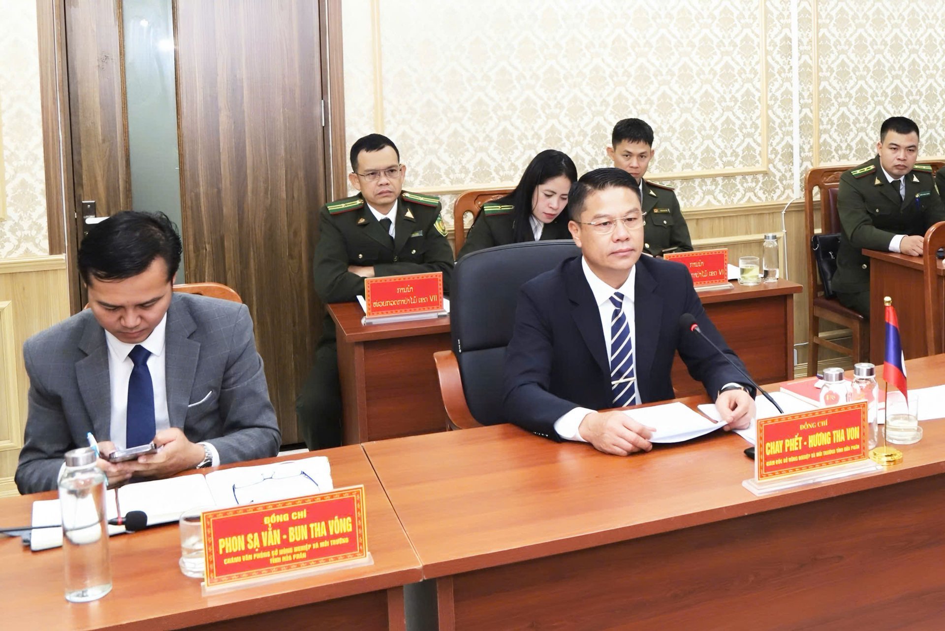 Dl. Chay Phet Huong Tha Von, directorul Departamentului de Agricultură și Mediu al provinciei Hua Phan, și-a exprimat opinia, a oferit direcții de cooperare și a prezidat sesiunea de discuții a provinciei Hua Phan. Foto: Nguyen Nga. Ông Chay Phết Hương Thá Von, Giám đốc Sở Nông nghiệp và Môi trường Hủa Phăn phát biểu ý kiến, đưa ra các định hướng hợp tác và điều hành phiên thảo luận phía tỉnh Hủa Phăn. Ảnh: Nguyễn Nga.