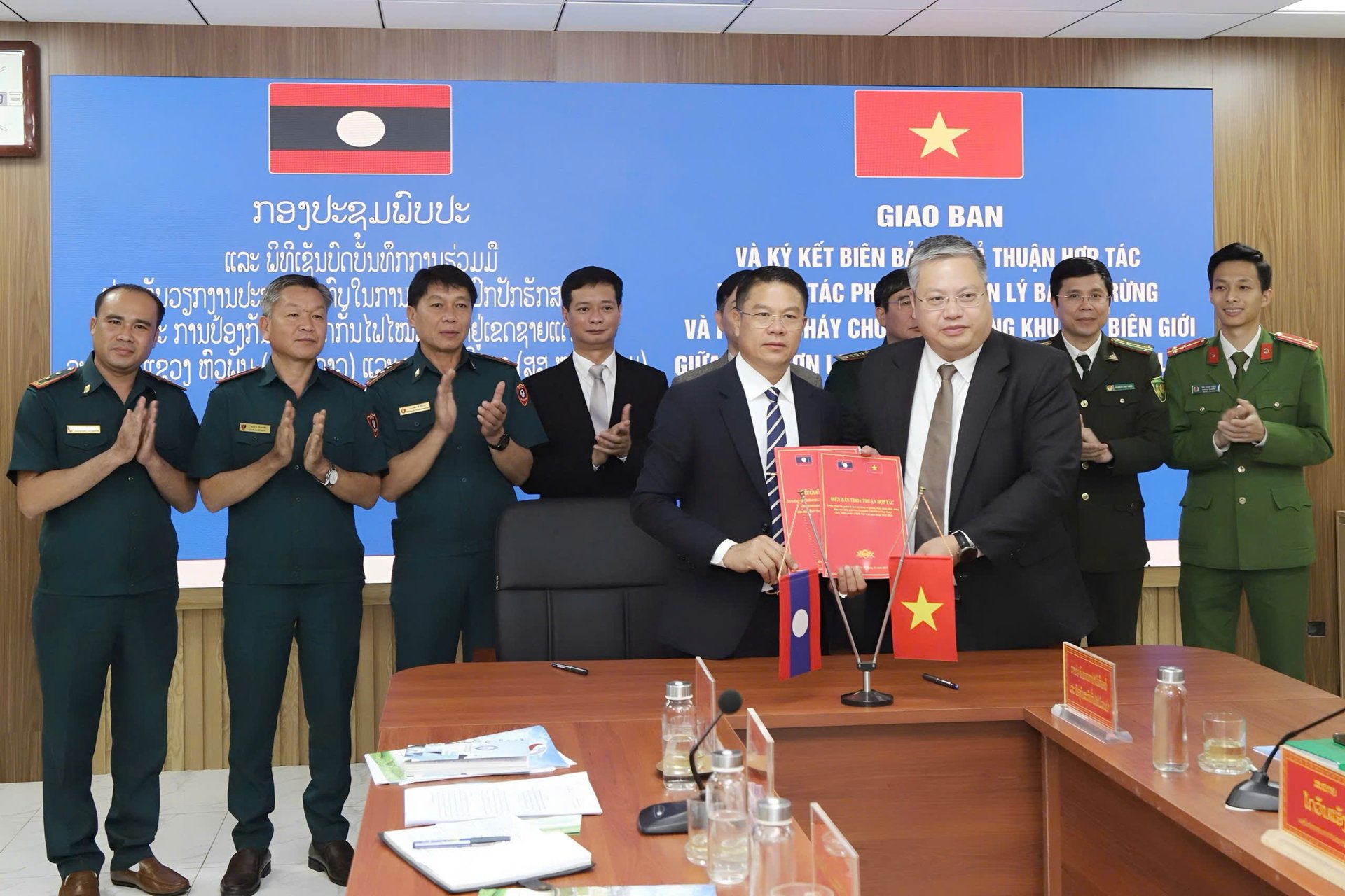 Departamentele Agriculturii și Mediului din cele două provincii au semnat un Memorandum de Înțelegere privind cooperarea în domeniul gestionării, protecției pădurilor și prevenirii și combaterii incendiilor forestiere în zonele de frontieră pentru perioada 2025-2026. Foto: Nguyen Nga. Sở Nông nghiệp và Môi trường 2 tỉnh ký kết Biên bản thỏa thuận hợp tác trong quản lý, bảo vệ rừng, phòng cháy, chữa cháy rừng khu vực biên giới giai đoạn 2025-2026. Ảnh: Nguyễn Nga.