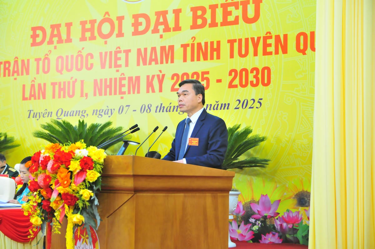 លោក Ma The Hong លេខារងគណៈកម្មាធិការបក្សខេត្ត ប្រធានគណៈកម្មាធិការរណសិរ្សមាតុភូមិវៀតណាមខេត្ត Tuyen Quang ធ្វើជាប្រធានសមាជ។ រូបថត៖ X.T.