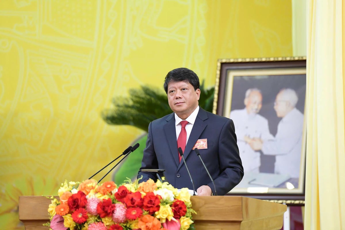 លោក Ha Trung Kien សមាជិកគណៈកម្មាធិការបក្សខេត្ត អនុប្រធានអចិន្ត្រៃយ៍នៃគណៈកម្មាធិការរណសិរ្សមាតុភូមិវៀតណាមខេត្ត Tuyen Quang បានអញ្ជើញជាអធិបតីការពិគ្រោះយោបល់ជ្រើសរើសប្រធាន និងលេខាសមាជ។ រូបថត៖ X.T.