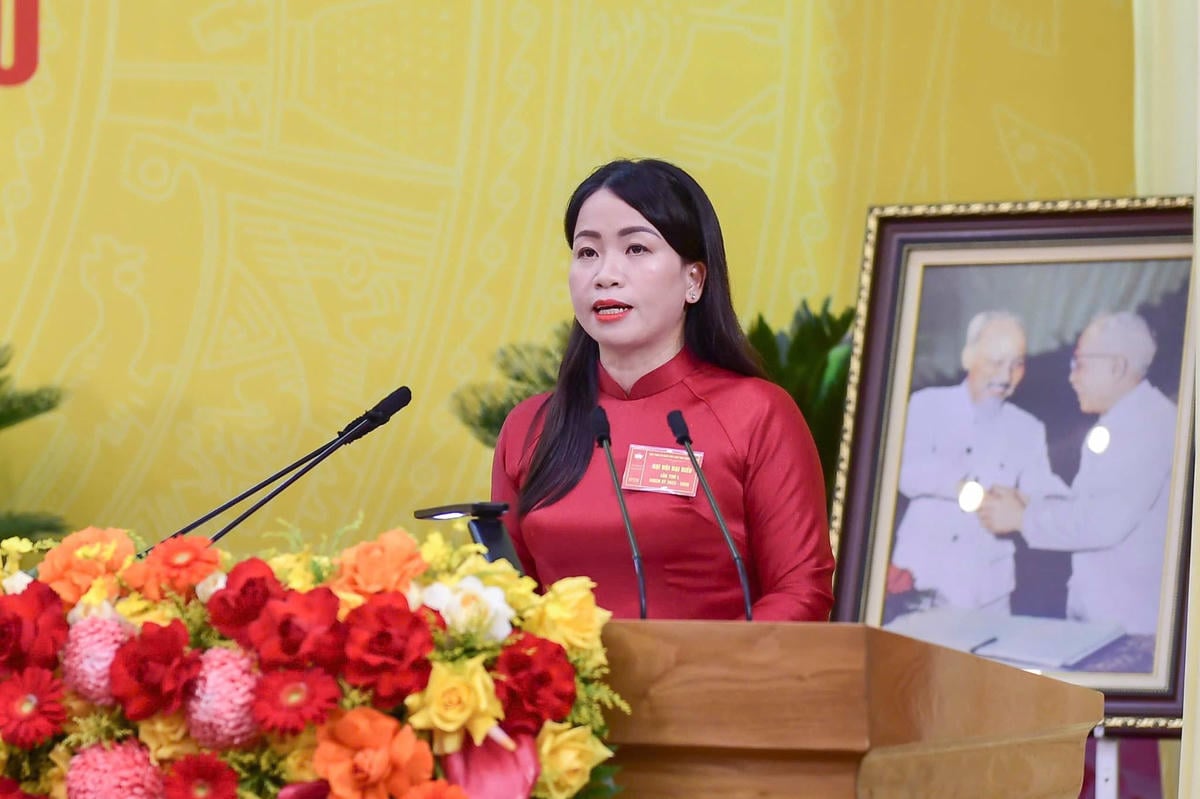 អនុប្រធានគណៈកម្មាធិការរណសិរ្សមាតុភូមិវៀតណាមខេត្ត Tuyen Quang លោក Tran Thi Hoan បានរាយការណ៍អំពីការពិនិត្យសកម្មភាពរបស់គណៈកម្មាធិការ និងគណៈកម្មាធិការអចិន្ត្រៃយ៍គណៈកម្មាធិការរណសិរ្សមាតុភូមិវៀតណាមខេត្ត Tuyen Quang នៅមហាសន្និបាត។ រូបថត៖ X.T.