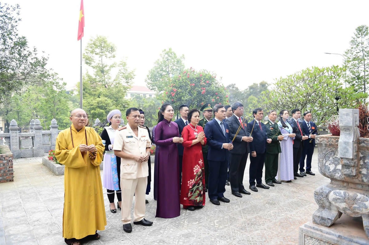 គណៈប្រតិភូចូលរួមមហាសន្និបាតលើកទី ១ នៃរណសិរ្សមាតុភូមិវៀតណាមខេត្ត Tuyen Quang បានអុជធូបនៅវិហារប្រធានហូជីមិញ។ រូបថត៖ X.T.