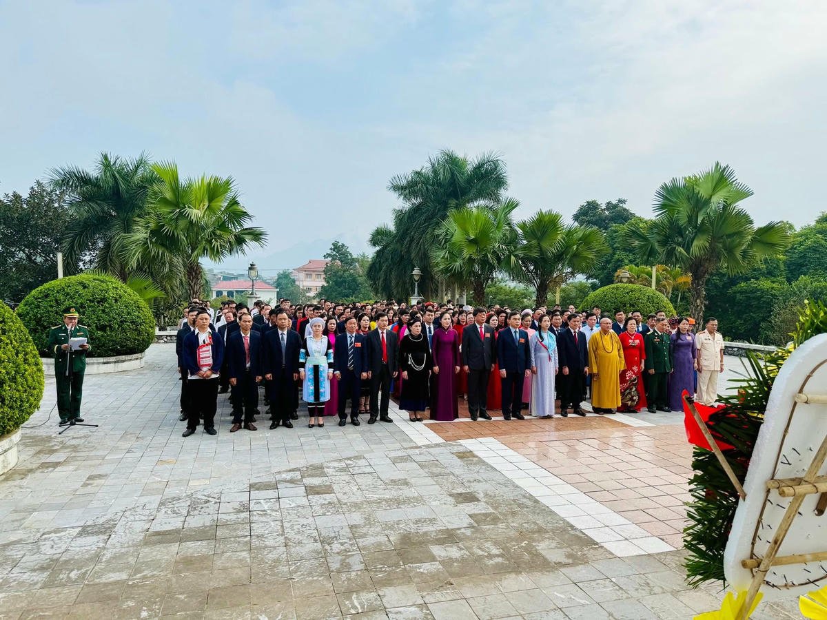 គណៈប្រតិភូចូលរួមមហាសន្និបាតលើកទី ១ នៃរណសិរ្សមាតុភូមិវៀតណាមខេត្ត Tuyen Quang បានអុជធូបនៅវិមានវិញ្ញាណក្ខន្ធវីរៈយុទ្ធជននៃខេត្ត Tuyen Quang។ រូបថត៖ X.T.