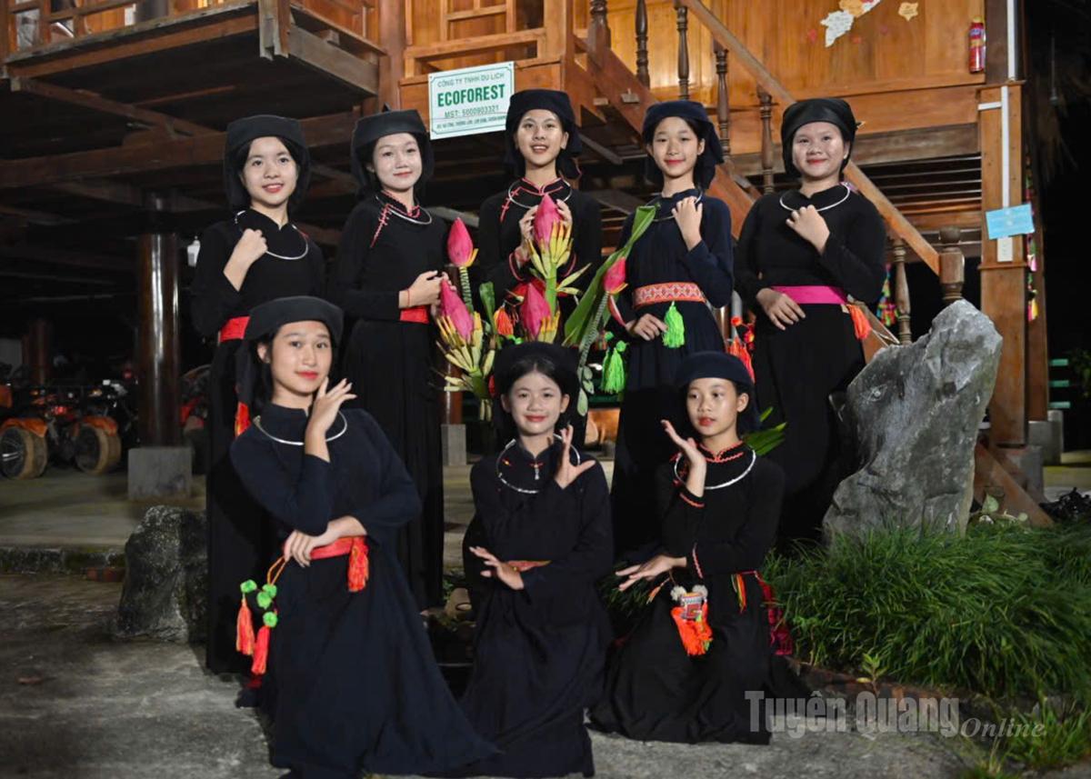 ភូមិណាតុងរក្សាក្រុមសិល្បៈសម្តែងបម្រើភ្ញៀវទេសចរ។