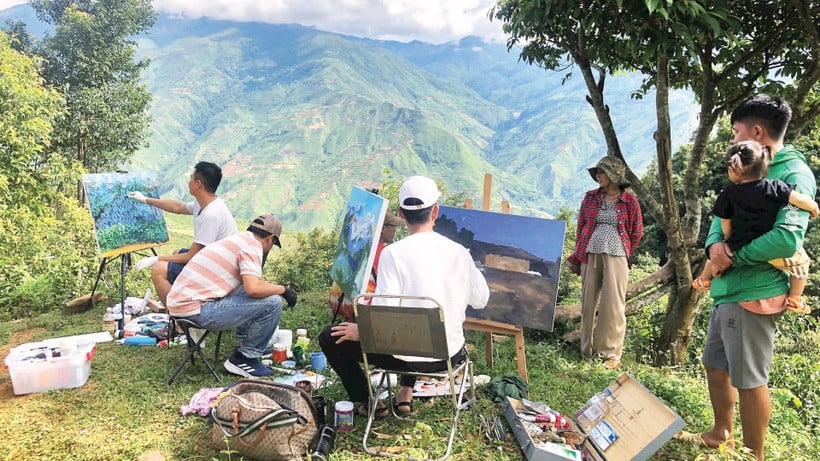 វគ្គគូរគំនូរក្រៅផ្ទះដោយក្រុមវិចិត្រករដោយមានការចូលរួមពីប្រជាជនក្នុងតំបន់។