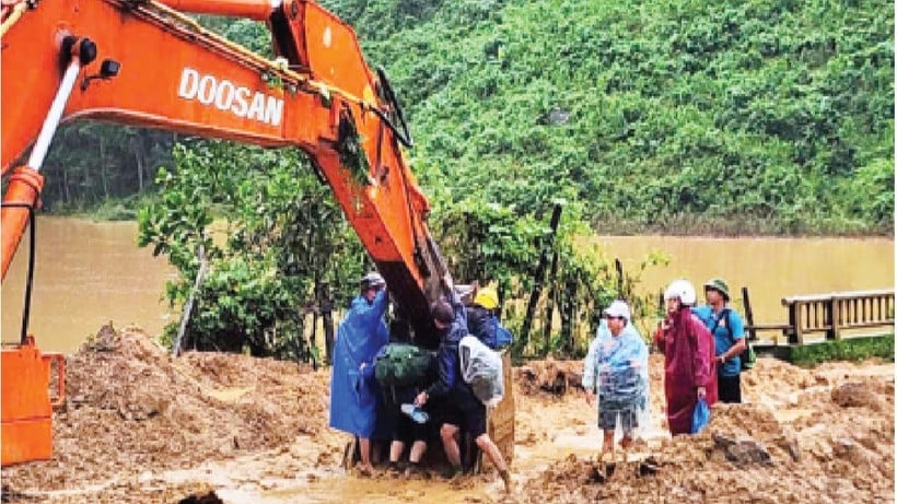 គ្រូបង្រៀននៅឃុំភឿកត្រូវអង្គុយលើធុងអេស្កាវ៉ាទ័រឆ្លងកាត់ដីដើម្បីទៅរៀន។ (រូបថត៖ ANH QUAN)