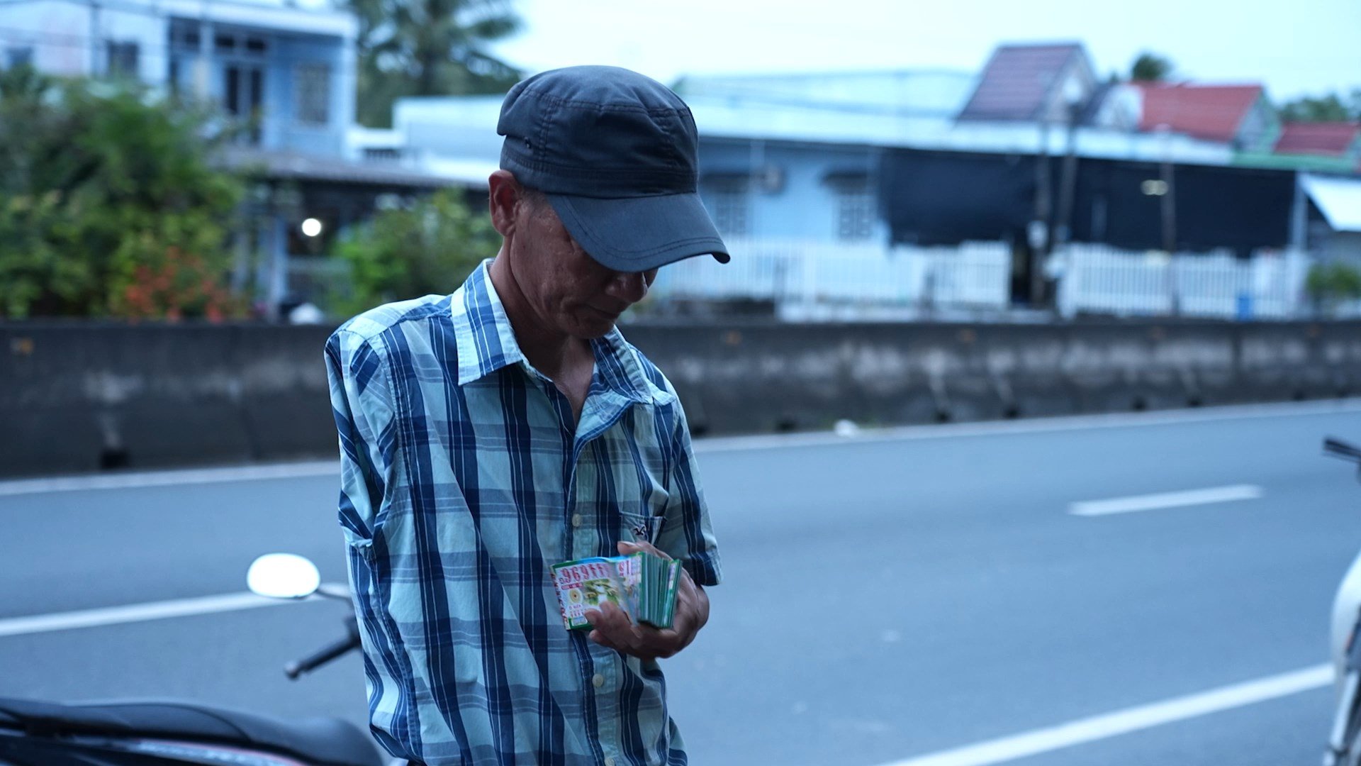 Přestože přišel o ruku, pan Bac se stále neochvějně živí prodejem loterijních losů, aby se mohl starat o své děti.