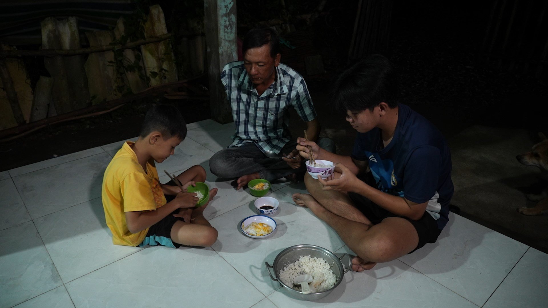 V malém domku v Ca Mau jedli tři otcové a synové rýži a jednoduché smažené vejce.
