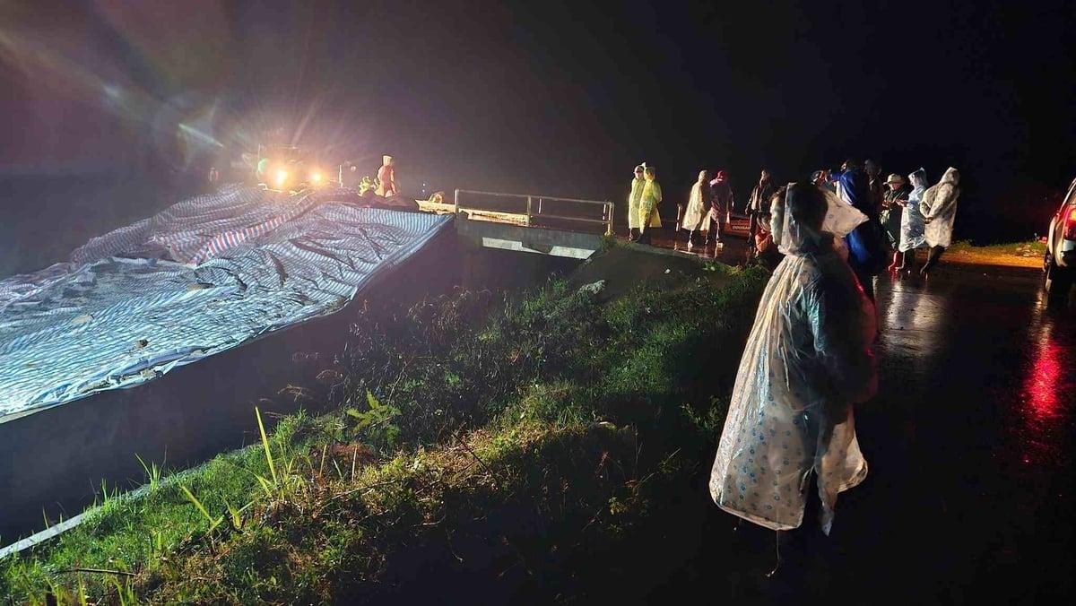 11月7日夜、当局は地元住民と連携し、ダム堤体の補強と危険地域からの住民避難に取り組んだ。写真:省人民委員会提供。 Trong đêm 7/11, lực lượng chức năng phối hợp với người dân cùng gia cố phần thân đập và di dời người dân khỏi nơi nguy hiểm. Ảnh: UBND tỉnh cung cấp.