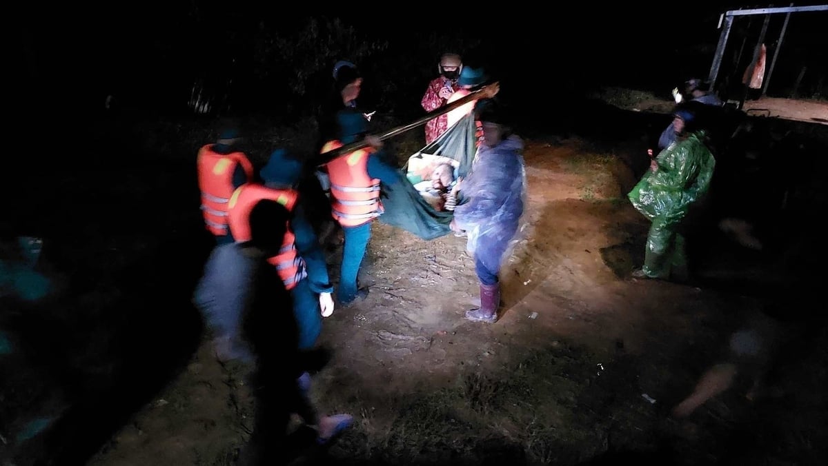 当局は土砂崩れの危険がある危険地域から住民を避難させている。写真:省人民委員会提供。 Lực lượng chức năng sơ tán người dân ra ngoài khu vực nguy hiểm, có nguy cơ sạt lở. Ảnh: UBND tỉnh cung cấp.