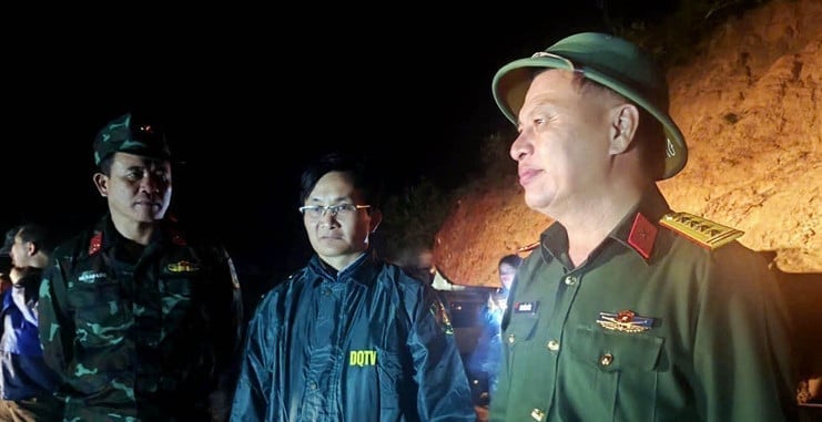 ラムドン省軍司令官のディン・ホン・ティエン大佐は、現場に赴き、避難を指示し、住民の安全を確保した。写真:ラムドン省軍司令官提供。 Đại tá Đinh Hồng Tiếng, Chỉ huy trưởng Bộ Chỉ huy Quân sự tỉnh Lâm Đồng, trực tiếp có mặt tại hiện trường để chỉ đạo sơ tán và đảm bảo an toàn cho người dân. Ảnh: Bộ Chỉ huy Quân sự tỉnh Lâm Đồng cung cấp.