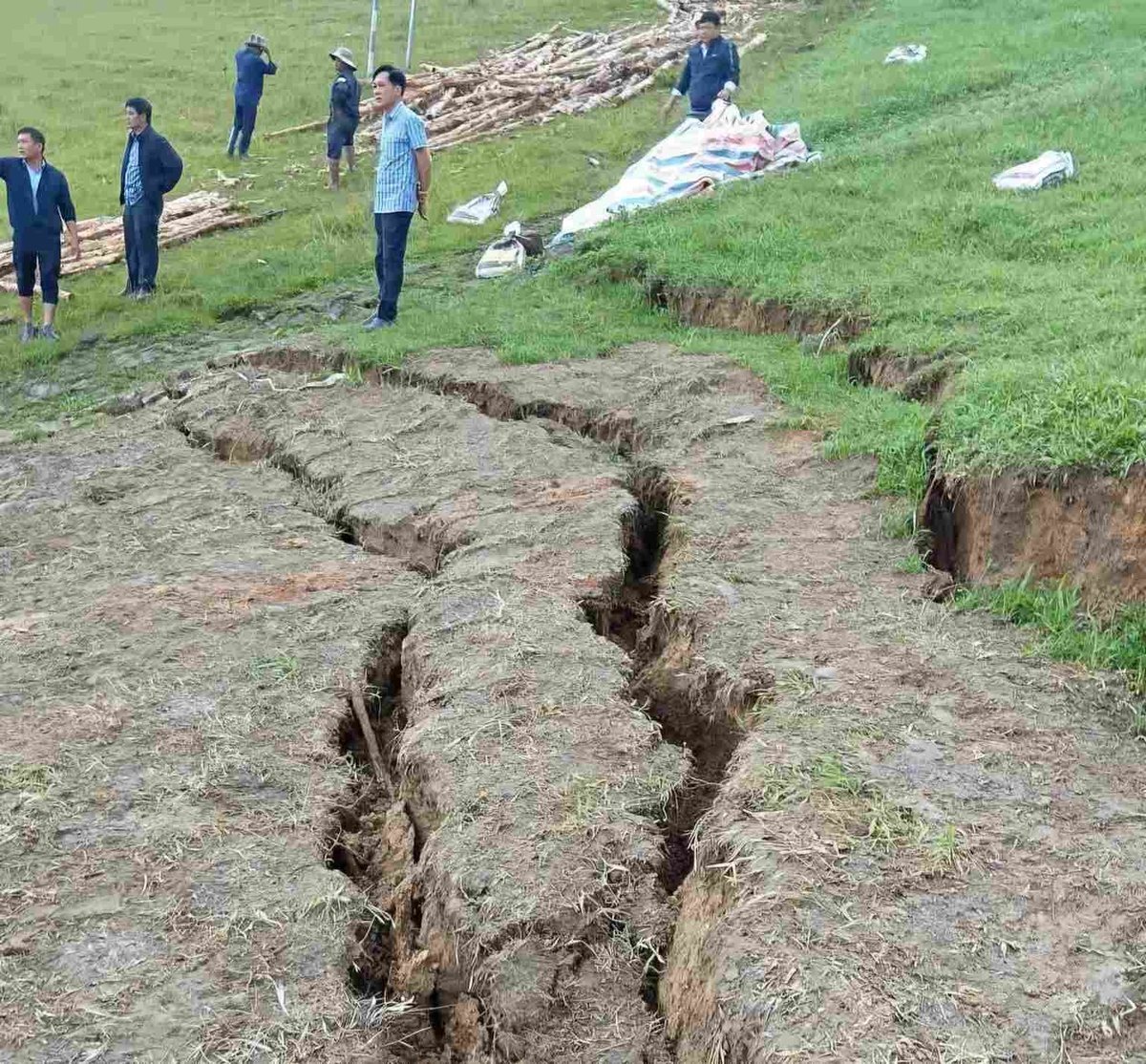 11月7日午後、ダム堤体に多数の大きな亀裂が発生した。写真:省人民委員会提供。 Chiều 7/11, phần thân đập bị nứt với nhiều đường diện tích rộng. Ảnh: UBND tỉnh cung cấp.