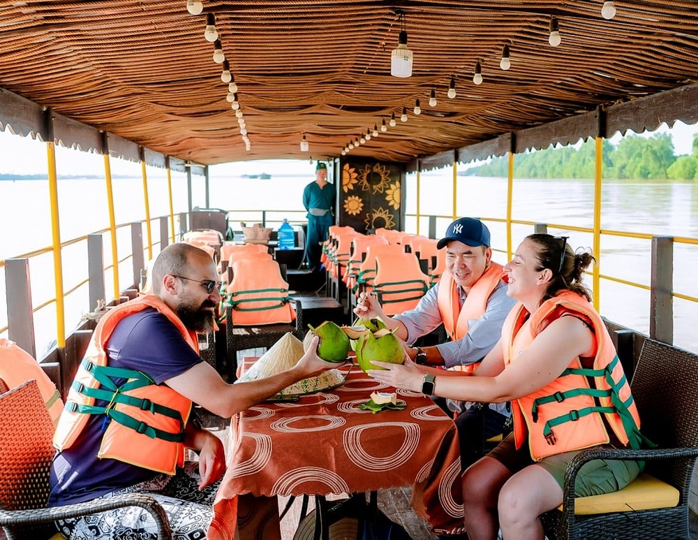 Buitenlandse toeristen ervaren de tour Een glimp van Ham Luong.