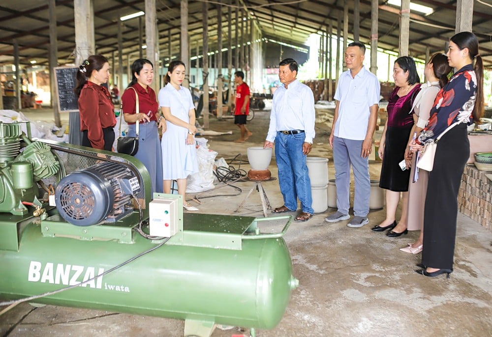 ສູນສົ່ງເສີມອຸດສາຫະກຳ ແລະ ການຄ້າ ຮັບເໝົາເຄື່ອງຈັກ ທີ່ບໍລິສັດ ຊຳເໝືອງ ຈຳກັດ.