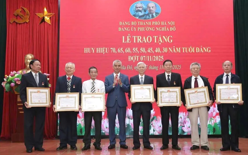 Lãnh đạo phường Nghĩa Đô trao Huy hiệu Đảng cho các đảng viên lão thành