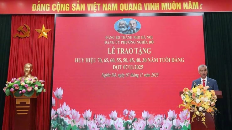 Nghia Do Ward reikte partijbadges uit aan 144 partijleden - Foto 1. Phường Nghĩa Đô trao tặng Huy hiệu Đảng cho 144 đảng viên- Ảnh 1.